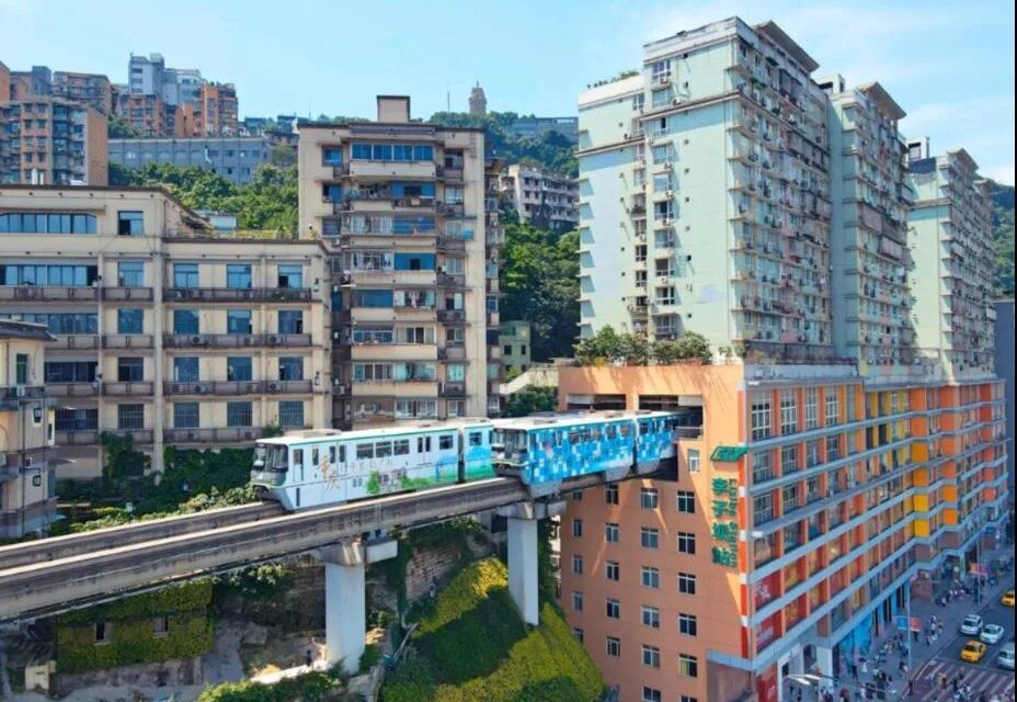 Vonatállomás van a társasház emeleti részén (videóval)