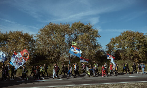 Megérkeztek Topolyára a Szabadkáról Újvidékre tartó diákok (Fotógaléria)