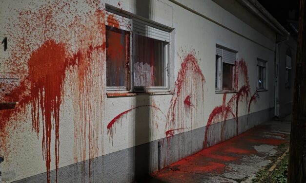 Kritizálta a SNS-VMSZ koalíciót, vörös festékkel öntötték le a házát