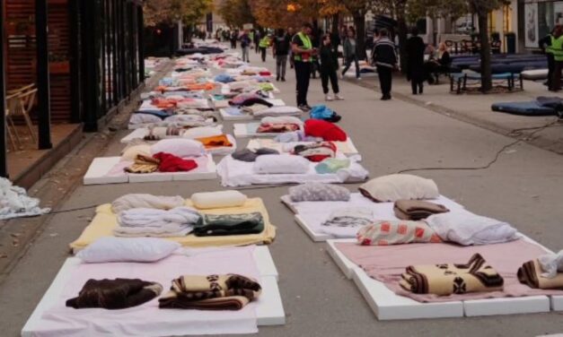 A szabad ég alatt, matracokon éjszakáznak Inđijában az egyetemisták (Fotó, Videó)