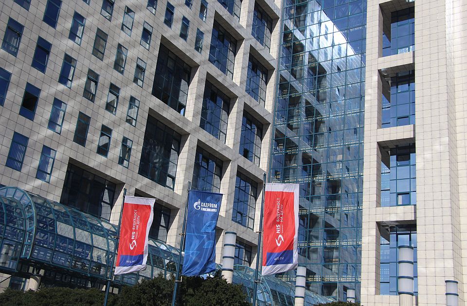 Az államfő a Gaspromnyeft vezérigazgatójával tárgyal a NIS-ről