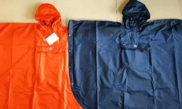 Fulladást okozhat – visszahívják a gyermekeknek készült esőkabátot