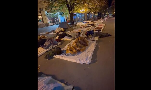 A legtöbb egyetemista családoknál kapott végül szállást Inđijában