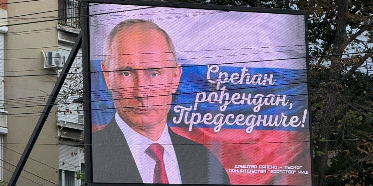 Óriásplakátokon köszöntik Nišben születésnapján az orosz elnököt