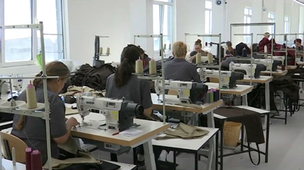 A gyárkapura függesztett papírfecniről tudta meg 300 alkalmazott, hogy munka nélkül maradtak