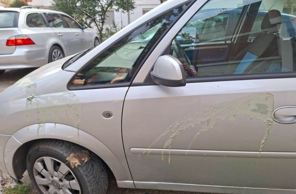 Savval öntötték le a Zöld-Baloldali Front tagjának kocsiját