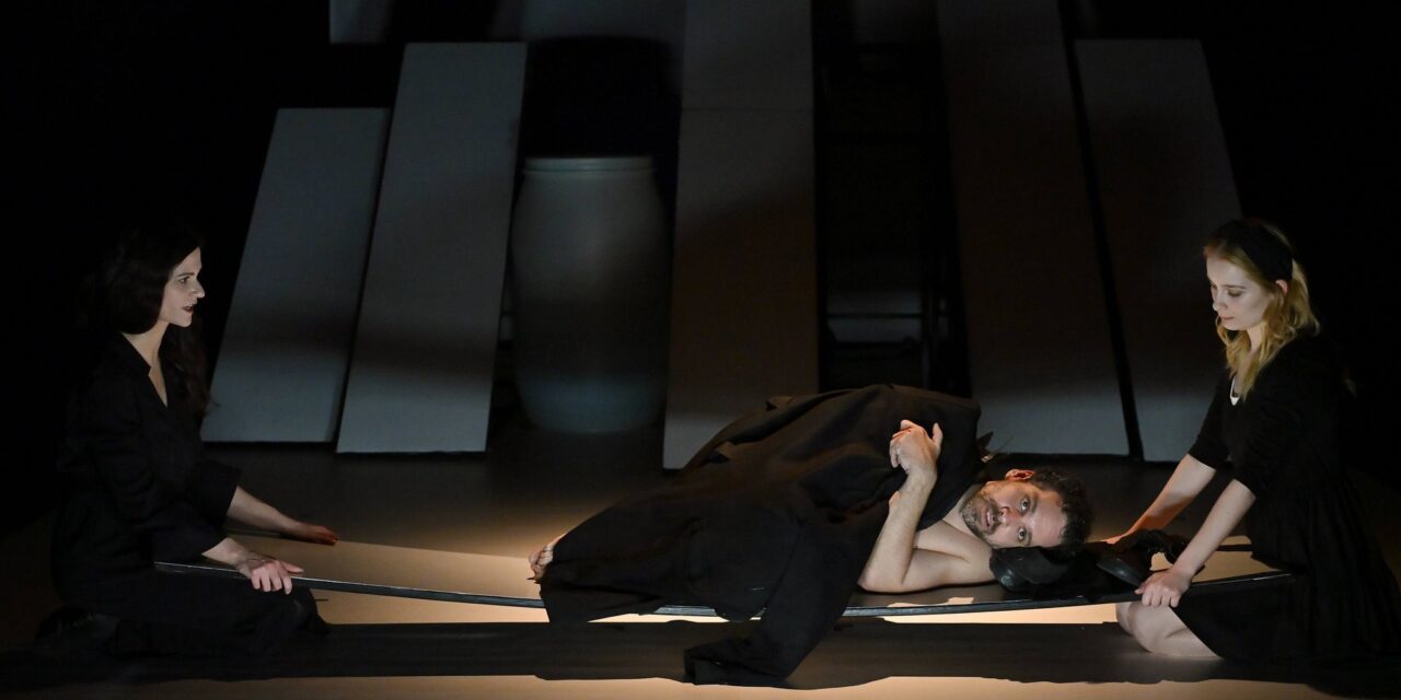 Rendkívüli időpontban, szerepcserével játssza a Lenz című előadást a KDSZ