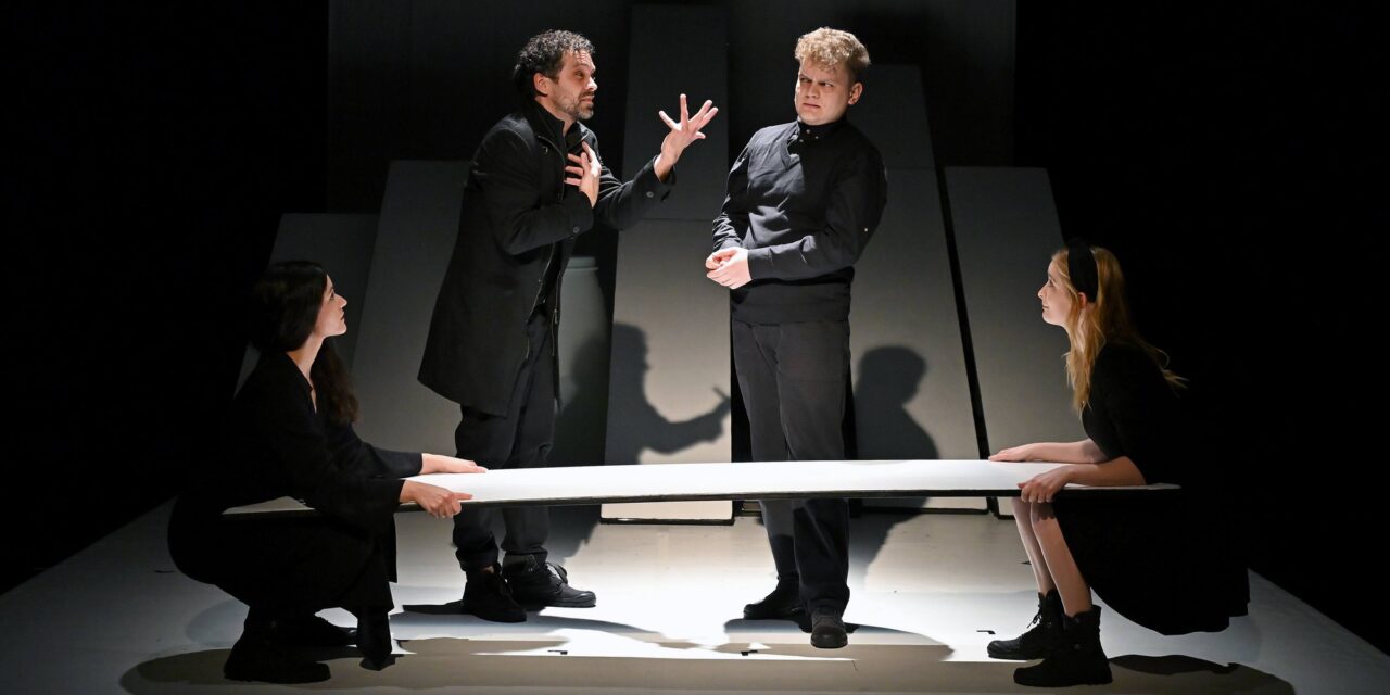 Műsorváltozás a Kosztolányi Dezső Színházban!