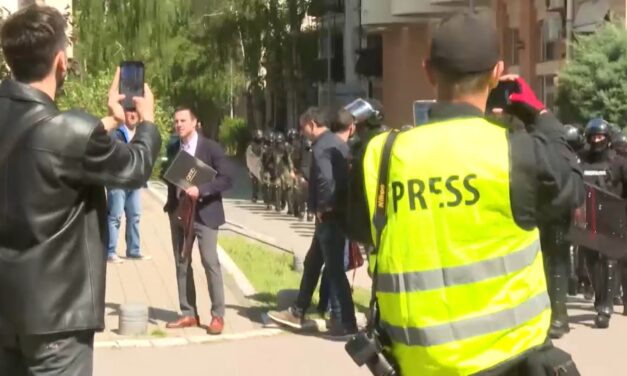 „Az államvezetés utasítja a rendőröket az újságírók verésére”