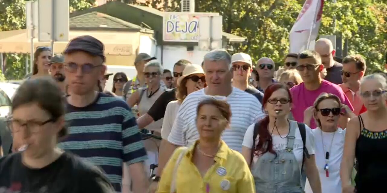 Nők zacskóval a fejükön – performansz Zimonyban a bántalmazott diáklány támogatására (Fotó)