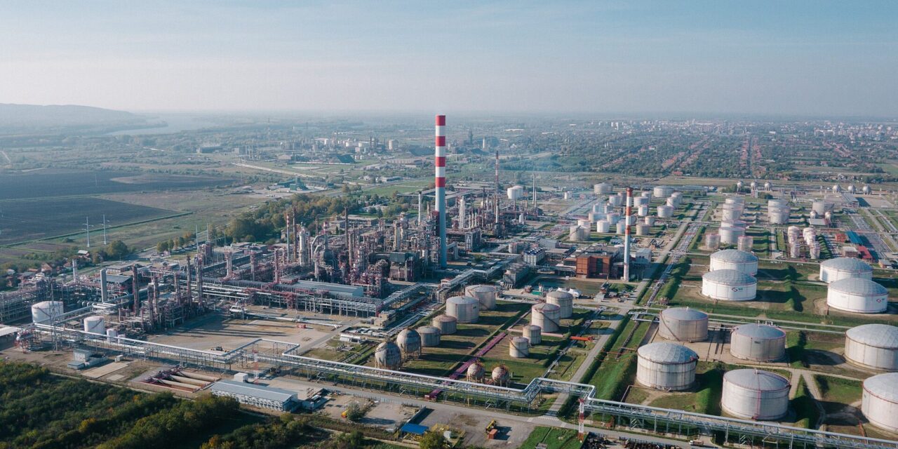 Kedden leáll a finomító, még mindig az engedélyre várnak