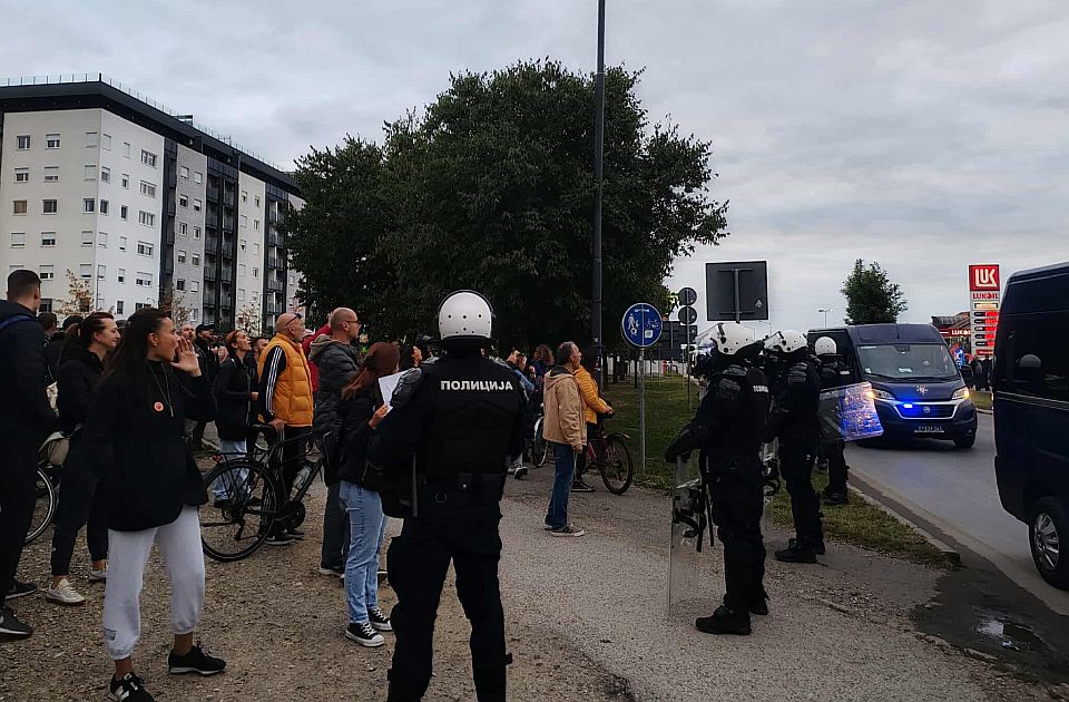 Megtámadták az újvidéki tüntetésen az N1 újságíróját