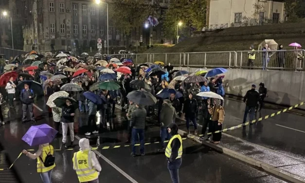 A szabadkai aluljárónál tüntettek és festettek az egyetemisták