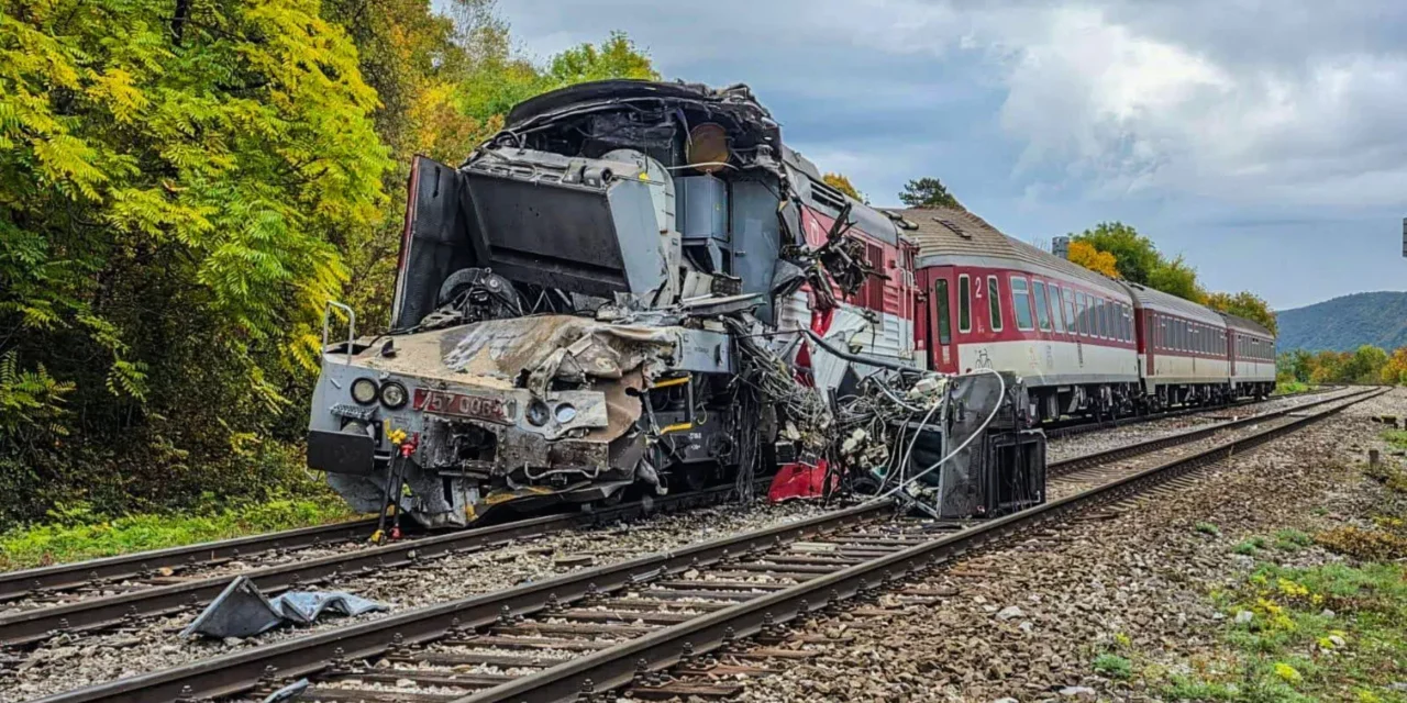 Két személyvonat ütközött, legalább száz sérült van