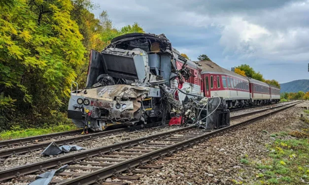 Két személyvonat ütközött, legalább száz sérült van