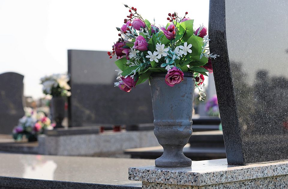 Katolikus temetőkből lopták el a márványvázákat