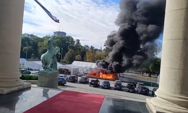 Tűz Ćacilendben, lángol több fehér sátor a parlament előtt