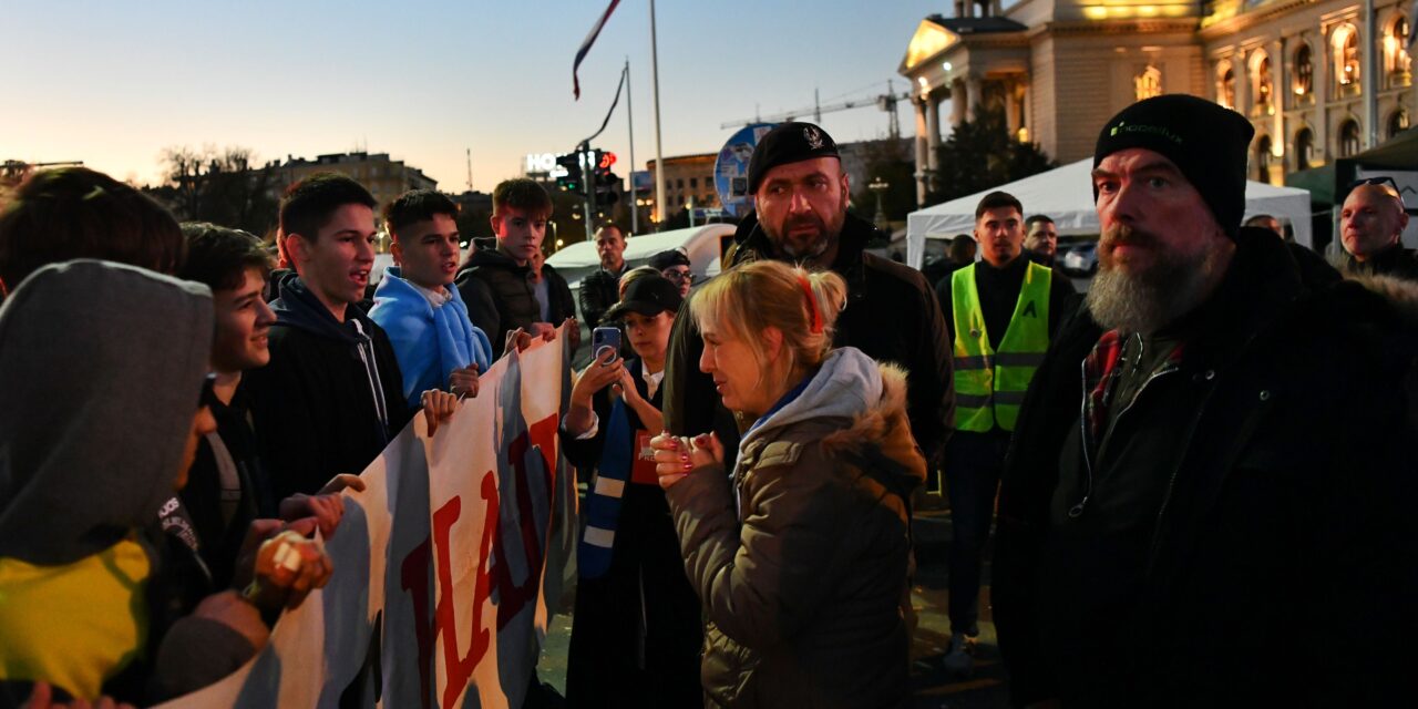 Ma is százával érkeztek a középiskolások, hogy Dijana Hrkát támogassák (Videó)