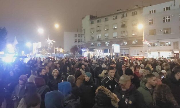 Az éhségsztrájkoló Jaćimovićot támogatják a báni palotánál megjelent polgárok