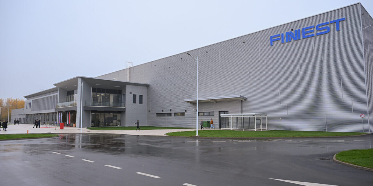 Kínaiak nyitottak gyárat Apatinban, elektromos autókhoz gyártanak alkatrészeket