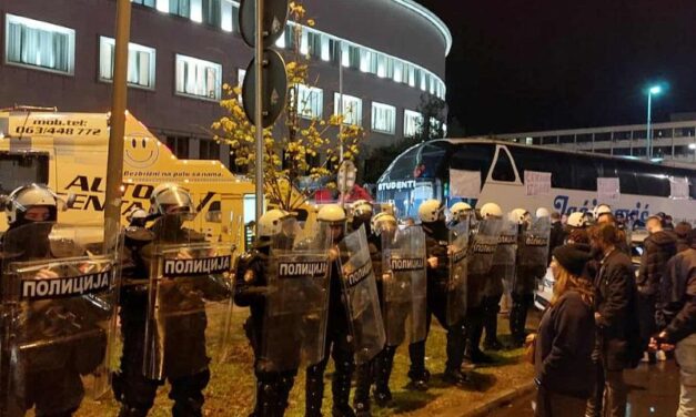 Nő(k)re támadt egy rendőr Újvidéken