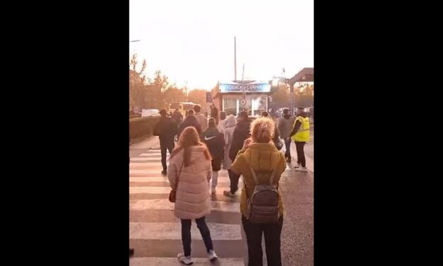 Blokád alá vették polgárok az újvidéki buszállomást, se ki, se be nem járnak a buszok