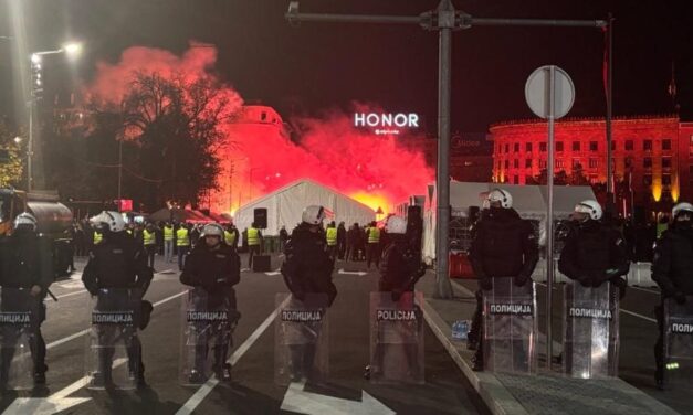 Demokrata Párt: Vučić maffiarezsimje a szemünk láttára hullik szét