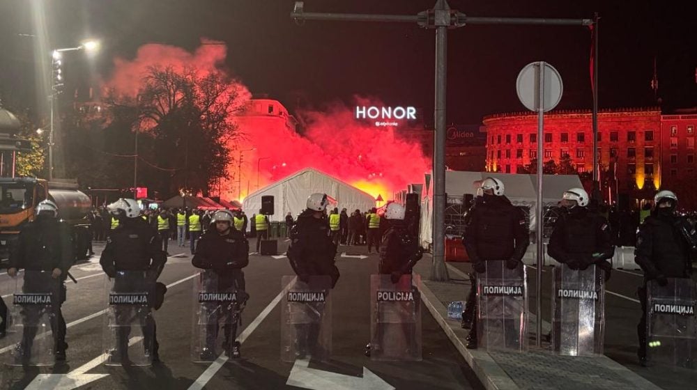 Megbüntették a képviselőnőt, mert bűnözőnek nevezte a parlament előtt lévő személyeket