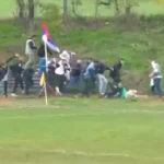 Hátborzongató jelenetek és káosz a focimeccsen – egy gyereket letapostak (Videó)