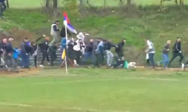 Hátborzongató jelenetek és káosz a focimeccsen – egy gyereket letapostak (Videó)