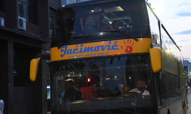 Beavatkozott a rendőrség Belgrádban, letartóztatták az egyetemistákat szállító fuvarost