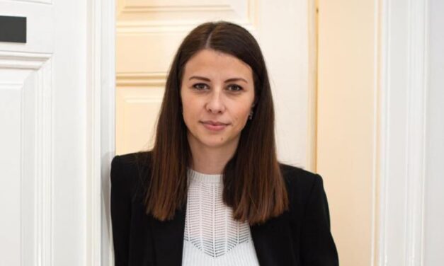 A szlovén EU-képviselő, Irena Joveva díjat kapott Szerbiában, Hrkát is meglátogatta