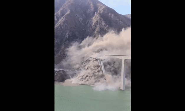 Összeomlott egy nemrég átadott híd Kínában (Videó)