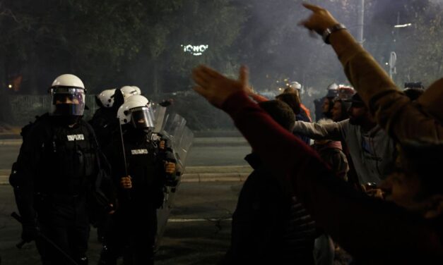 Megint repültek az üvegek, újságírót vertek meg Ćacilend lakói