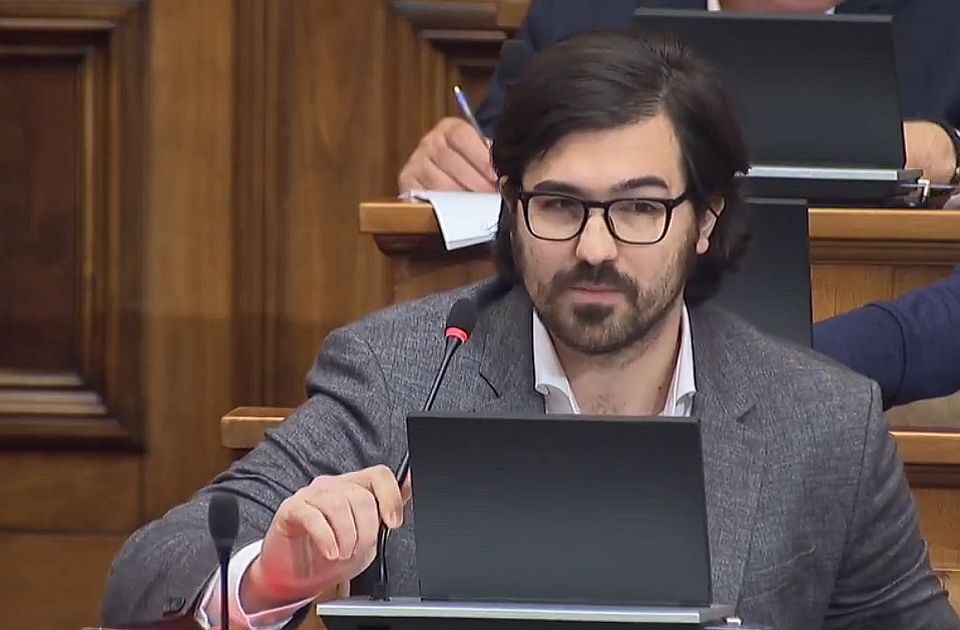 Milošević unokája visszaszólt a haladóknak: Legalább a koalíciós partnereik iránt tanúsítsanak méltóságot!