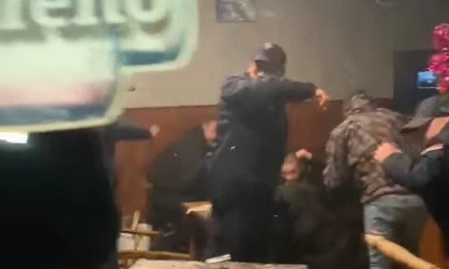 Tömegverekedés tört ki Mionicán a választóhely közelében (Videó)