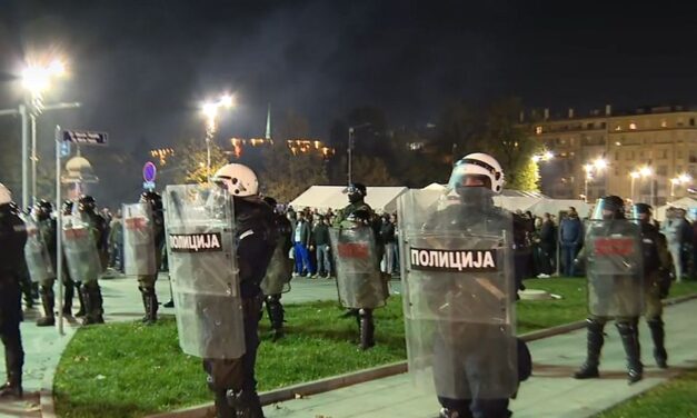 Brnabić fasisztáknak, Vučić gyáváknak nevezte a tüntető polgárokat