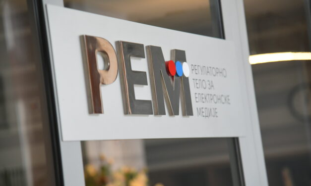 A médiahatóság tegnap megválasztott nyolc tagja közül négy mára már le is mondott