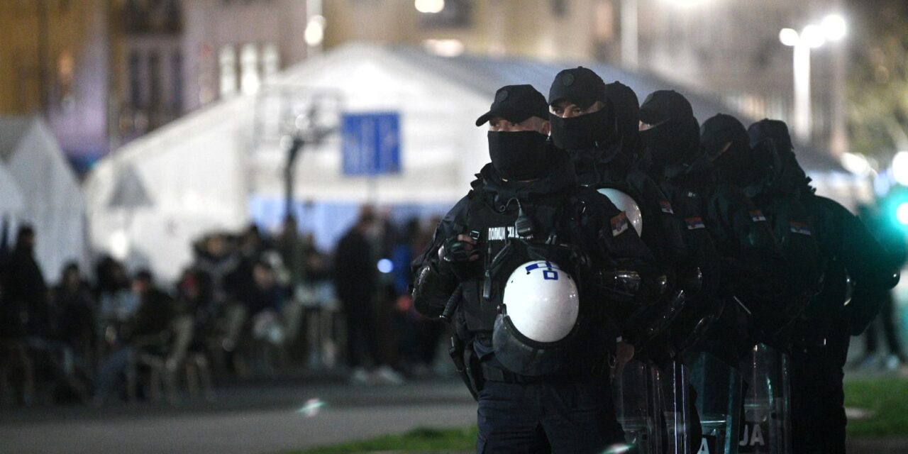 Megtapsolták a rendőrt, aki elvette a Dijana Hrkát zaklató ćaci lézerlámpáját (Videó)