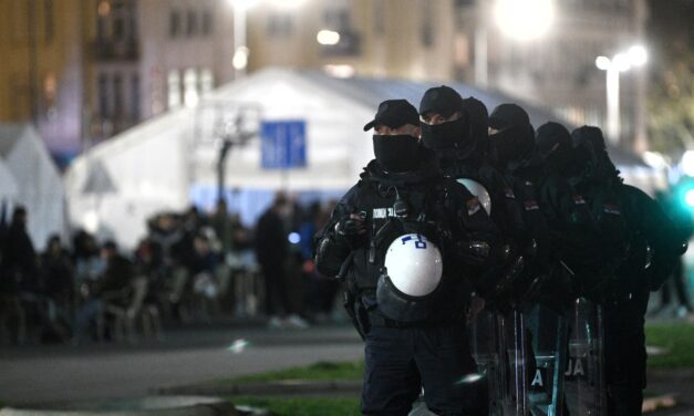 Megtapsolták a rendőrt, aki elvette a Dijana Hrkát zaklató ćaci lézerlámpáját (Videó)