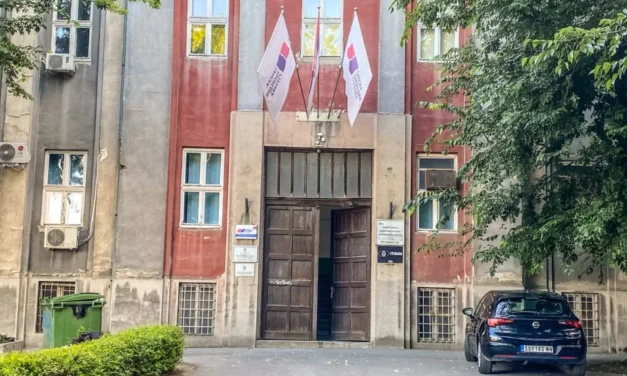 Feketeruhások támadtak meg újságírónőket Szabadkán a Szerb Haladó Párt irodájánál