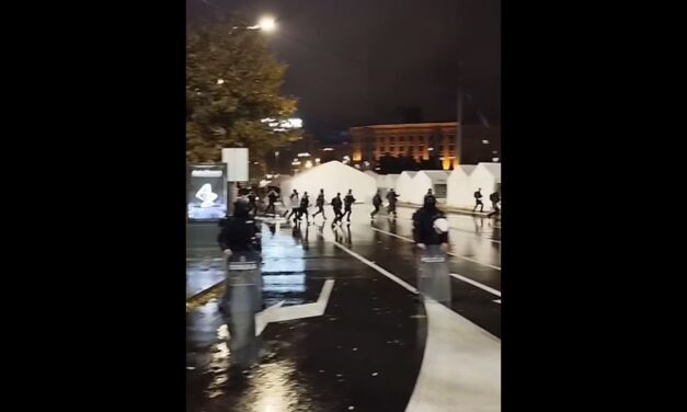 Egymásnak estek Ćacilend sátorlakói (Videó)