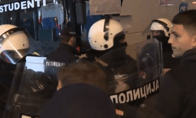 Gyerekeket is vertek a rendőrök Újvidéken