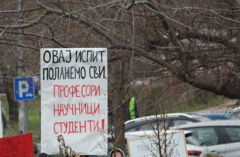 Egyetemi tanárok Jaćimović mellett: Az újvidéki professzorok a Báni palotához vonulnak