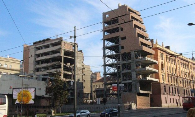 „Mi vagyunk az élő pajzs”: A diákok kedden a Vezérkar épülete előtt tüntetnek