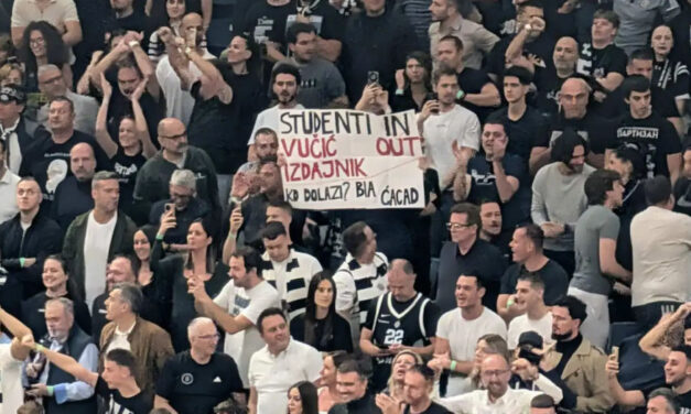 Elvették a bérletét az egyetemistákat támogató transzparens miatt