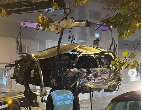 Totálkárosra tört mindkét autó az ütközésben, a taxi sofőrje nem élte túl a balesetet